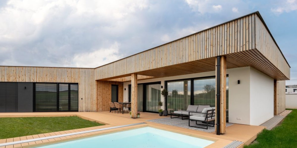 Velkorysá a netradiční dřevostavba dokonale kopíruje specifický tvar pozemku