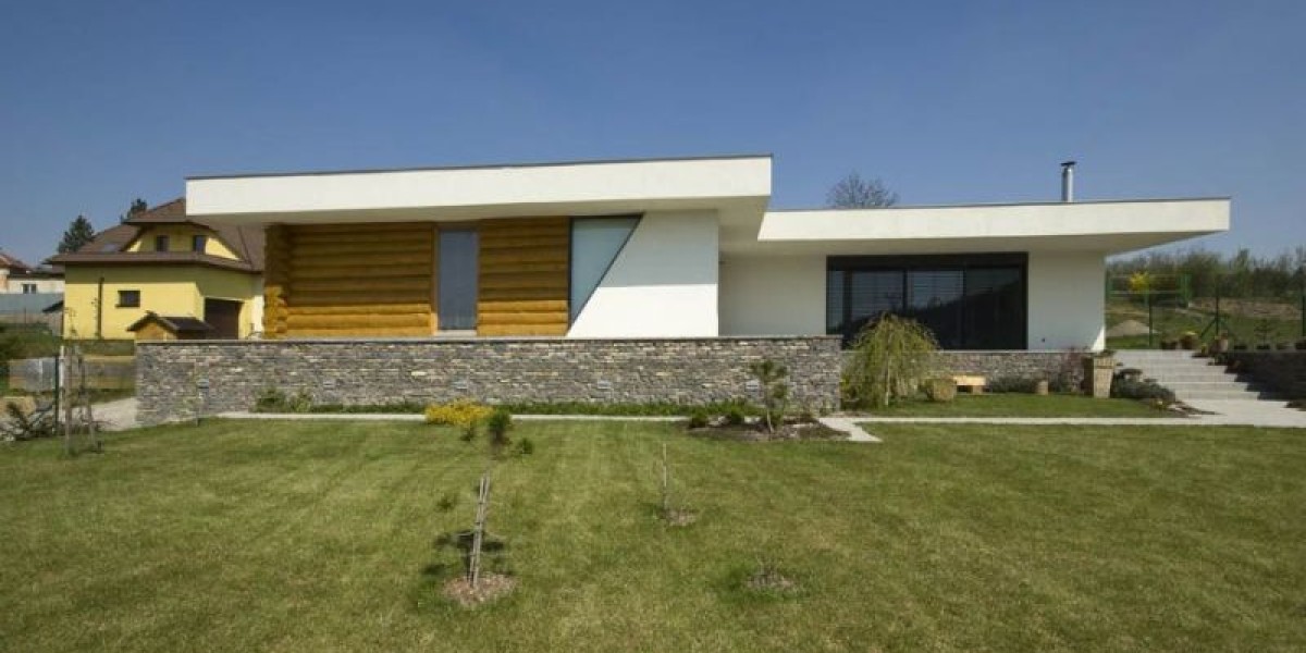 Odvážný a netradiční dům ve spojení srubové kulatiny a zděné části