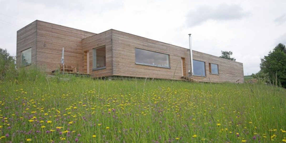 Dřevostavbu na zelené louce se jim podařilo dokonale spojit s přírodou