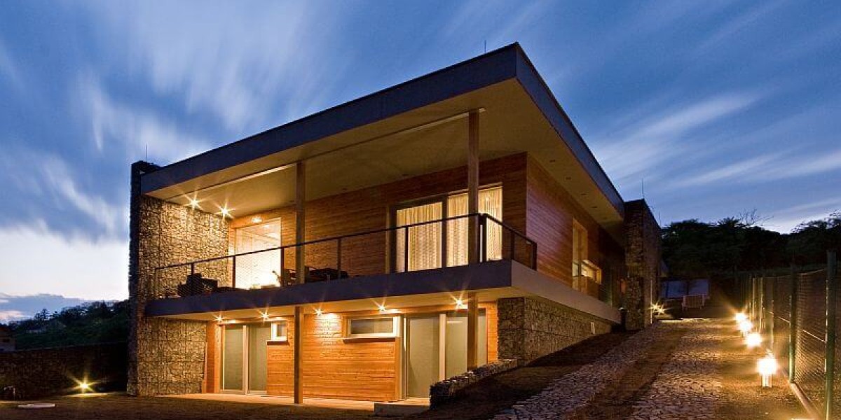 Dřevostavba ve strmém svahu, a na úzkém pozemku, byla pro majitele výzvou, kterou však zvládli na jedničku